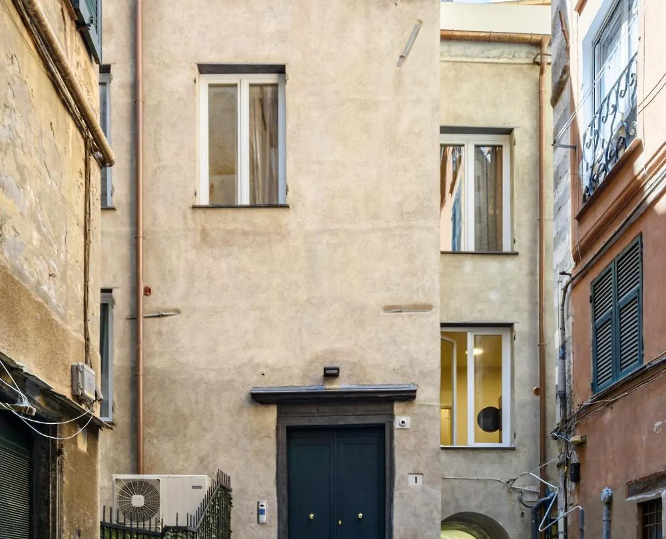 History And Design Apartment Facing The Old Port Genoa
